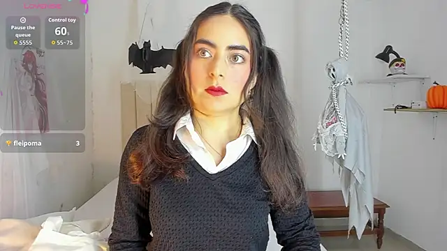 Snapshot of sashaa_petit chatting on October 25, 2025, 11:40 am sashaa petit online show from October 25, 2025, 11:40 am