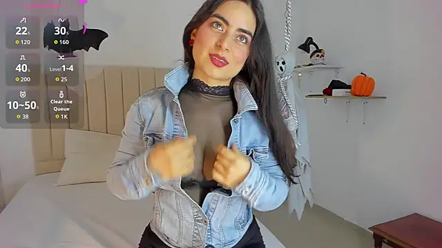 Snapshot of sashaa_petit chatting on October 28, 2025, 11:47 am sashaa petit online show from October 28, 2025, 11:47 am