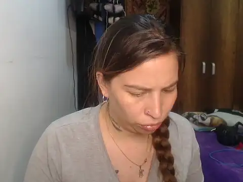 Snapshot of cloequeen15 chatting on March 13, 2026, 12:39 am cloequeen15 online show from March 13, 2026, 12:39 am