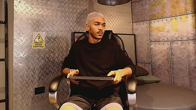 Snapshot of MarcusRain_ chatting on September 26, 2025, 4:05 am MarcusRain  online show from September 26, 2025, 4:05 am