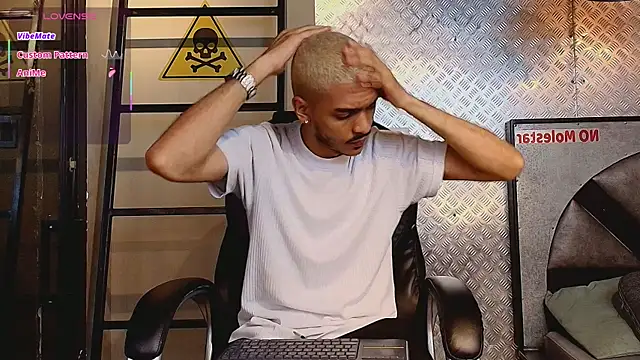 Snapshot of MarcusRain_ chatting on October 6, 2025, 3:37 am MarcusRain  online show from October 6, 2025, 3:37 am