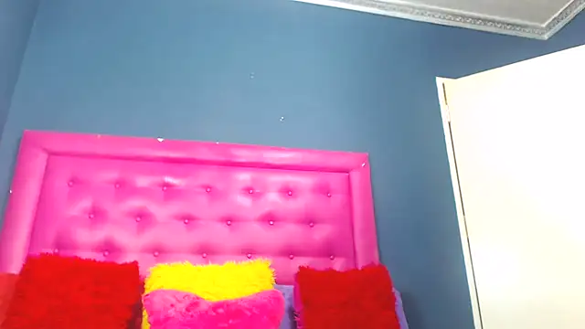 Snapshot of LoloQueen5 chatting on February 18, 2026, 11:11 pm LoloQueen5 online show from February 18, 2026, 11:11 pm