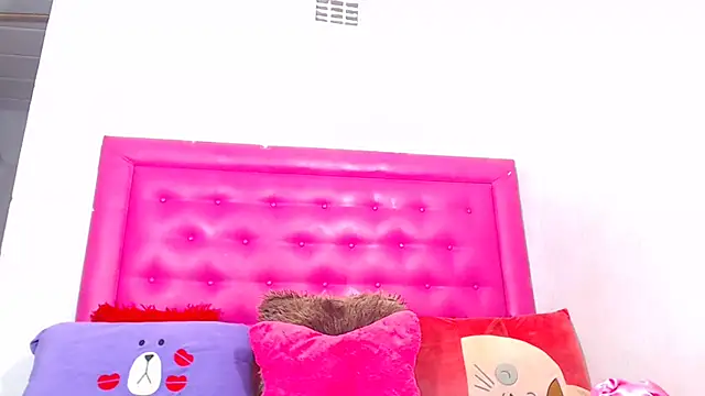 Snapshot of LoloQueen5 chatting on March 18, 2026, 9:29 pm LoloQueen5 online show from March 18, 2026, 9:29 pm