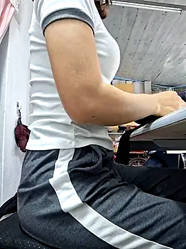 irina hana online show from November 6, 2025, 1:39 am