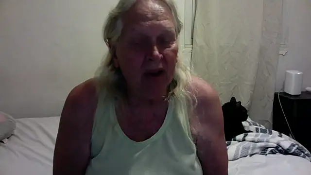 Snapshot of OldLadySara chatting on October 20, 2025, 12:33 am OldLadySara online show from October 20, 2025, 12:33 am