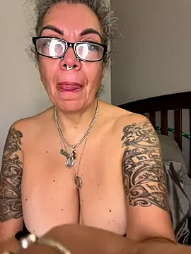 dieseldame1313 online show from October 13, 2025, 10:26 am