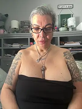 dieseldame1313 online show from May 7, 2026, 3:50 pm