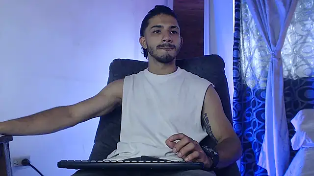 ArturoCardona  online show from May 11, 2026, 1:39 pm
