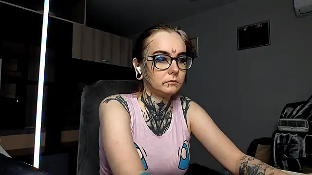 Snapshot of HighelikeGirl chatting on October 15, 2025, 12:05 pm HighelikeGirl online show from October 15, 2025, 12:05 pm