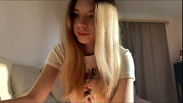 Snapshot of FruityXo chatting on October 26, 2025, 12:11 pm FruityXo online show from October 26, 2025, 12:11 pm