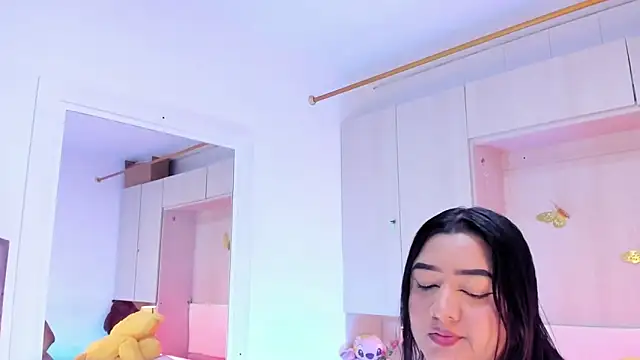 LilyWhitney online show from May 3, 2026, 4:18 am