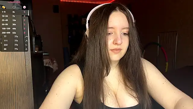 Snapshot of LauretteRagar chatting on October 27, 2025, 6:23 pm LauretteRagar online show from October 27, 2025, 6:23 pm