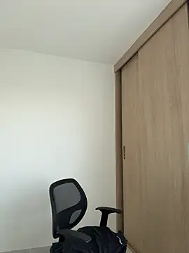 Snapshot of LauraCatalina chatting on October 24, 2025, 12:01 pm LauraCatalina online show from October 24, 2025, 12:01 pm