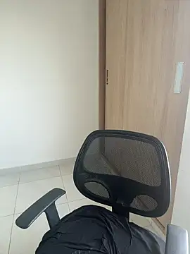 Snapshot of LauraCatalina chatting on October 29, 2025, 12:07 pm LauraCatalina online show from October 29, 2025, 12:07 pm