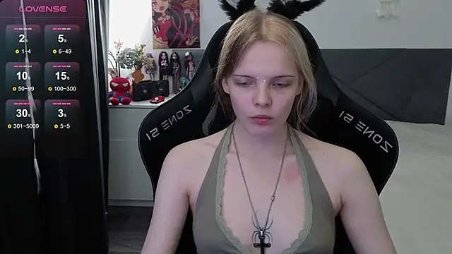 Snapshot of Luna_Navy chatting on September 15, 2025, 8:14 am Luna Navy online show from September 15, 2025, 8:14 am