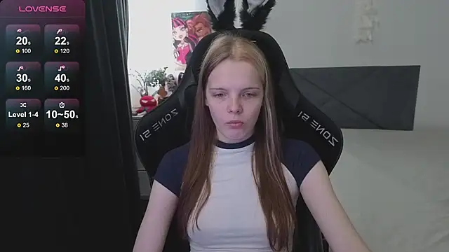 Snapshot of Luna_Navy chatting on September 23, 2025, 9:23 am Luna Navy online show from September 23, 2025, 9:23 am