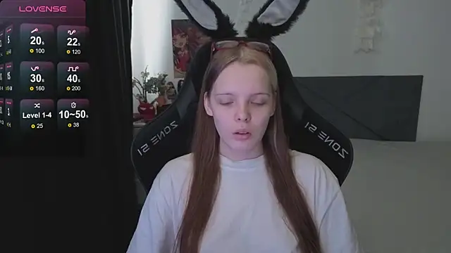 Snapshot of Luna_Navy chatting on October 4, 2025, 8:56 am Luna Navy online show from October 4, 2025, 8:56 am