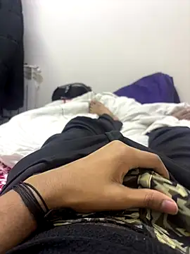 Snapshot of bigbulllaksh chatting on November 16, 2025, 6:24 pm bigbulllaksh online show from November 16, 2025, 6:24 pm