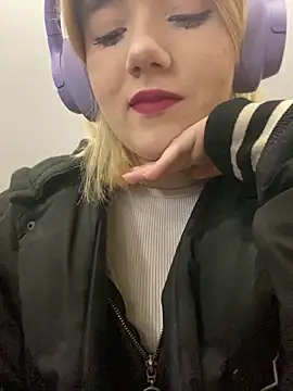 Snapshot of Cherry___Blossom chatting on October 1, 2025, 11:05 am Cherry   Blossom online show from October 1, 2025, 11:05 am