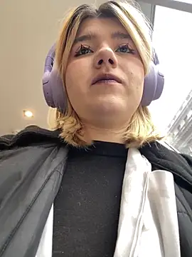 Snapshot of Cherry___Blossom chatting on October 22, 2025, 11:21 am Cherry   Blossom online show from October 22, 2025, 11:21 am