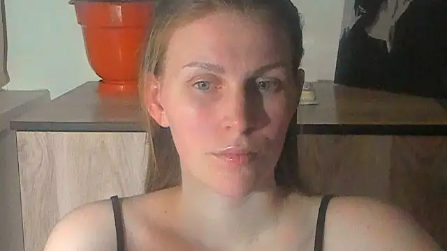 JuliaMuuun online show from April 13, 2026, 9:31 pm