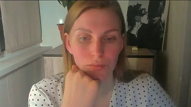 JuliaMuuun online show from April 28, 2026, 9:31 pm