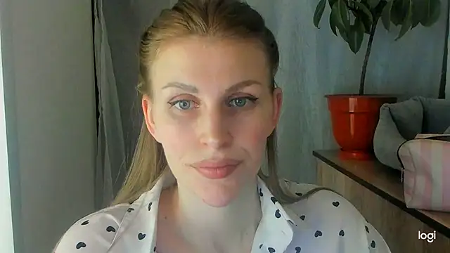 Snapshot of JuliaMuuun chatting on June 6, 2026, 8:57 pm JuliaMuuun online show from June 6, 2026, 8:57 pm