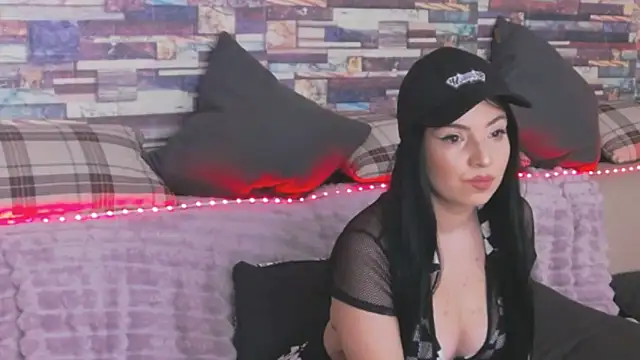 Snapshot of GrayLunna chatting on October 23, 2025, 6:45 am GrayLunna online show from October 23, 2025, 6:45 am