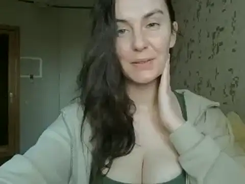 Snapshot of KatalinaQE chatting on October 3, 2025, 8:33 am KatalinaQE online show from October 3, 2025, 8:33 am