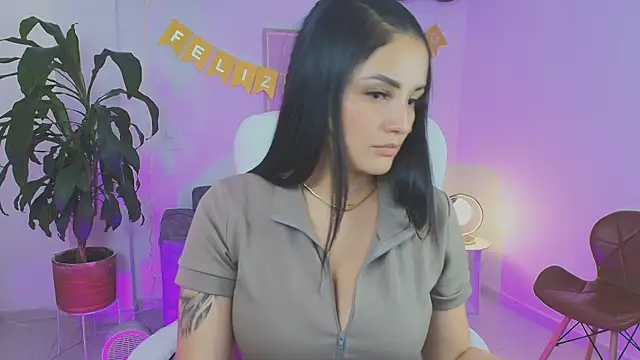 Julieta92  online show from April 28, 2026, 9:20 pm