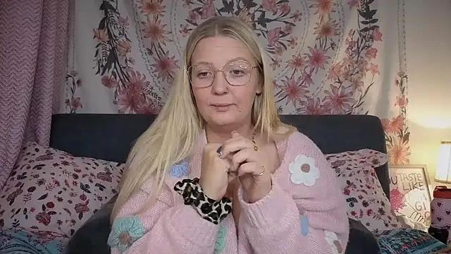 Daisyxoxo  online show from October 29, 2025, 9:05 pm