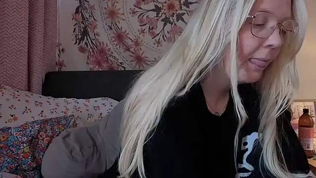 Daisyxoxo  online show from March 4, 2026, 9:48 am