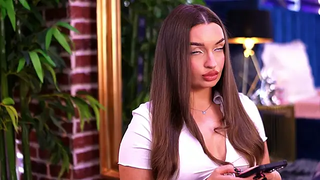 MillaSerene online show from November 22, 2025, 7:29 am