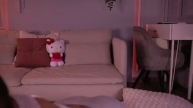 Snapshot of MillaSerene chatting on April 10, 2026, 5:34 am MillaSerene online show from April 10, 2026, 5:34 am
