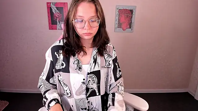 Noora Moore online show from September 12, 2025, 12:55 am