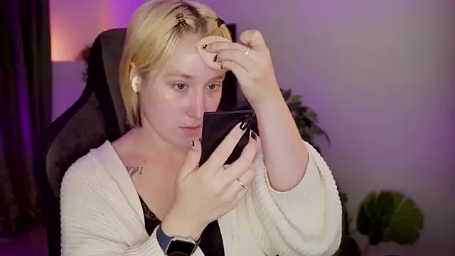 Snapshot of CinBellamy chatting on October 4, 2025, 2:42 am CinBellamy online show from October 4, 2025, 2:42 am