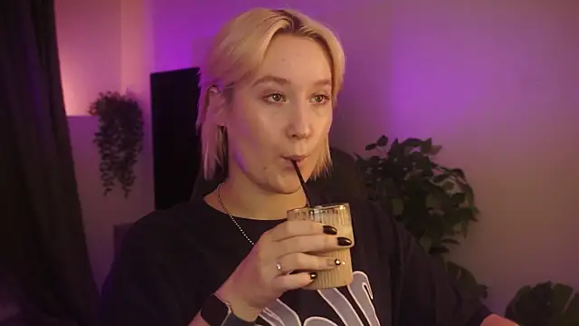 Snapshot of CinBellamy chatting on October 7, 2025, 5:48 am CinBellamy online show from October 7, 2025, 5:48 am