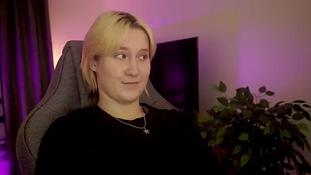 Snapshot of CinBellamy chatting on October 27, 2025, 3:54 am CinBellamy online show from October 27, 2025, 3:54 am