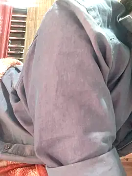 Snapshot of Radhika_01 chatting on November 21, 2025, 2:43 am Radhika 01 online show from November 21, 2025, 2:43 am