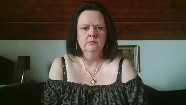 Snapshot of TiffanyMature chatting on October 2, 2025, 8:43 am TiffanyMature online show from October 2, 2025, 8:43 am