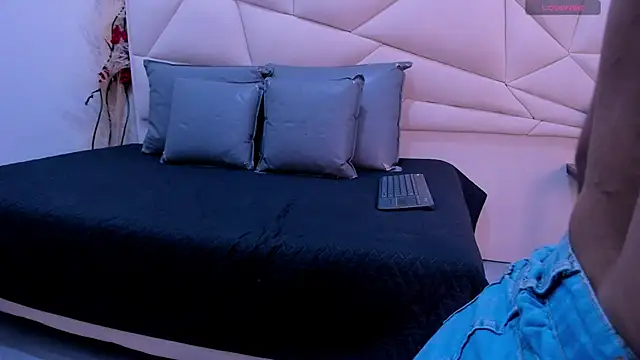 ValeriaJulio  online show from March 13, 2026, 3:13 am