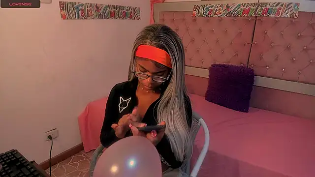 Luna Colinns online show from September 30, 2025, 12:43 pm