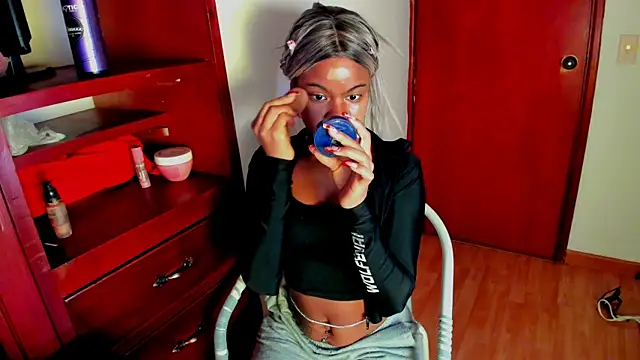 Luna Colinns online show from October 7, 2025, 1:08 pm