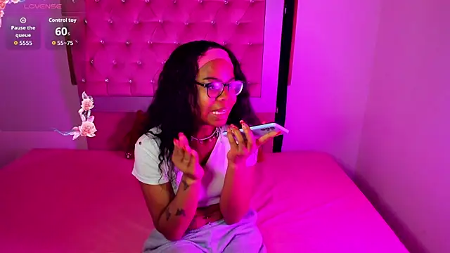 Luna Colinns online show from October 21, 2025, 12:06 pm