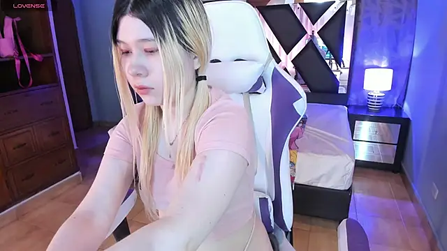 Snapshot of Melody_Lolii chatting on October 10, 2025, 11:09 am Melody Lolii online show from October 10, 2025, 11:09 am