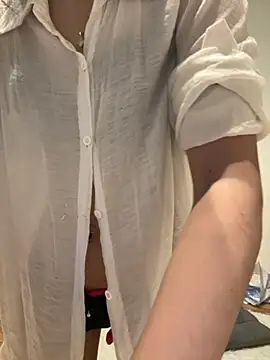 lanlan girl2k online show from December 2, 2025, 7:03 am