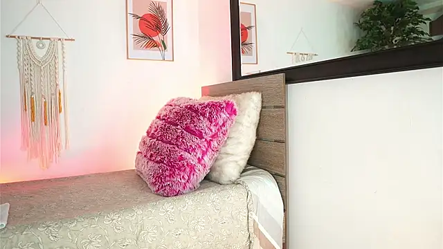 melissa laurent  online show from September 15, 2025, 12:27 pm