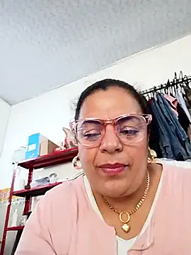 Mia-Glow online show from October 1, 2025, 2:01 pm