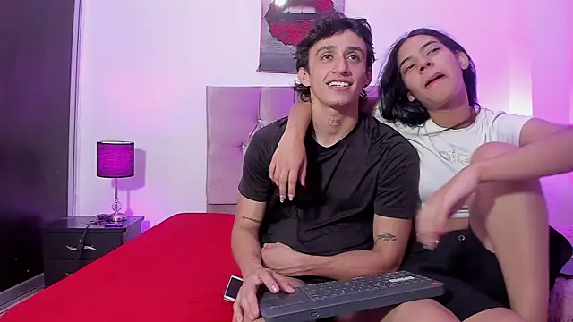 Snapshot of AndretiiAndCamila chatting on October 4, 2025, 4:49 pm AndretiiAndCamila online show from October 4, 2025, 4:49 pm