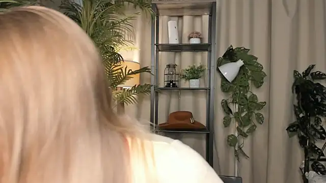 Snapshot of ChinBonnell chatting on September 28, 2025, 5:57 am ChinBonnell online show from September 28, 2025, 5:57 am